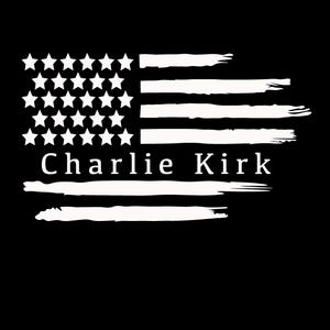 K&ouml;nnte beinhalten: Schwarz-wei&szlig; Grafik mit einer stilisierten amerikanischen Flagge mit wei&szlig;en Sternen und Streifen. Der Text "Charlie Kirk" ist unter dem Flaggen-Design zentriert. Das Bild hat einen verwitterten Pinselstrich-Effekt.