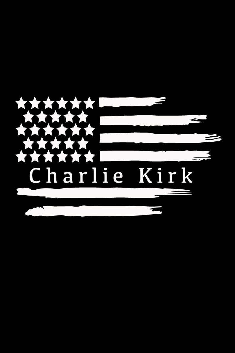 K&ouml;nnte beinhalten: Schwarz-wei&szlig; Grafik mit einer stilisierten amerikanischen Flagge mit wei&szlig;en Sternen und Streifen. Der Text "Charlie Kirk" ist unter dem Flaggen-Design zentriert. Das Bild hat einen verwitterten Pinselstrich-Effekt.