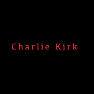 K&ouml;nnte beinhalten: Schwarzer Hintergrund mit dem Namen "Charlie Kirk" in Rot, horizontal zentriert. Der Text ist in einer einfachen, serifenlosen Schriftart gehalten.