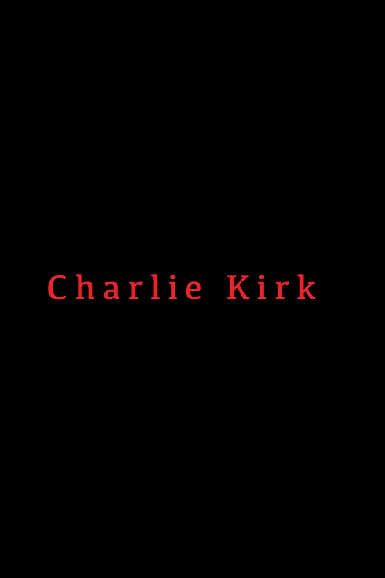 K&ouml;nnte beinhalten: Schwarzer Hintergrund mit dem Namen "Charlie Kirk" in Rot, horizontal zentriert. Der Text ist in einer einfachen, serifenlosen Schriftart gehalten.