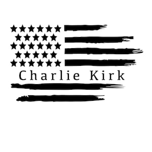 K&ouml;nnte beinhalten: Schwarz-wei&szlig; Grafikdesign mit einer stilisierten amerikanischen Flagge mit einem Distressed-Pinselstrich-Effekt. Der Text "Charlie Kirk" ist unterhalb des Flaggen-Designs zentriert. Die Sterne und Streifen sind klar definiert.