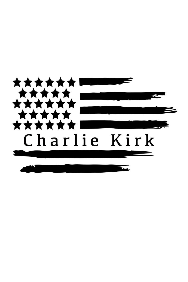 K&ouml;nnte beinhalten: Schwarz-wei&szlig; Grafikdesign mit einer stilisierten amerikanischen Flagge mit einem Distressed-Pinselstrich-Effekt. Der Text "Charlie Kirk" ist unterhalb des Flaggen-Designs zentriert. Die Sterne und Streifen sind klar definiert.
