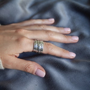 Mehrschichtiger Ring mit gehämmerter Textur, 925er Sterlingsilber, breiter umlaufender dicker Wickelring, Boho-Schmuck, flacher, breiter Schichtring mit Draht