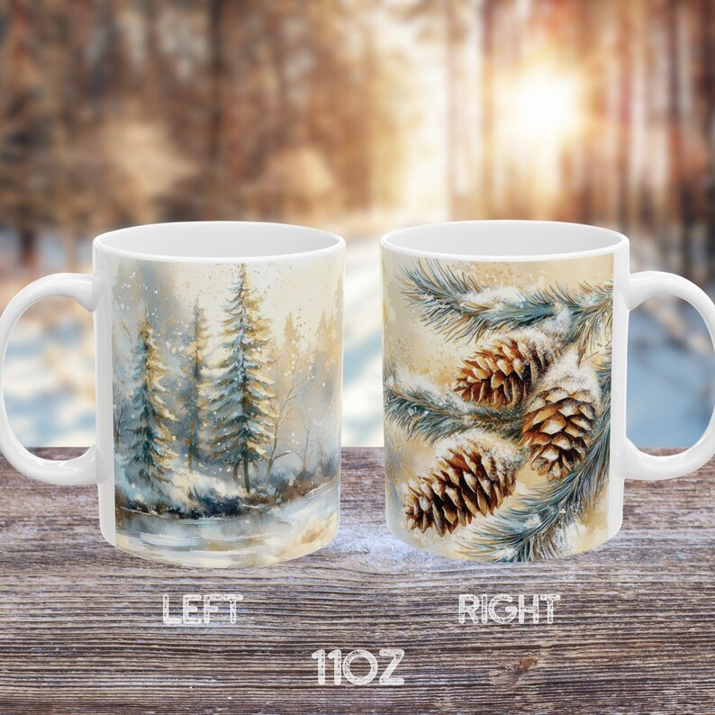 Peut inclure: Deux tasses en c&eacute;ramique blanche de 11 oz avec des motifs sur le th&egrave;me de l'hiver. La tasse de gauche pr&eacute;sente une illustration aquarelle d'une for&ecirc;t enneig&eacute;e avec trois pins. La tasse de droite pr&eacute;sente une illustration aquarelle de branches de pin avec de la neige et des pommes de pin.