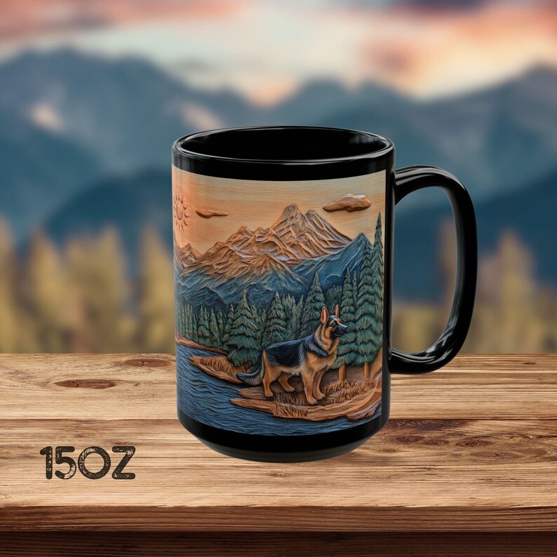 Op de afbeelding: Zwarte keramische mok met een inhoud van 15 oz met een schilderachtig berglandschap met een Duitse herder die op de voorgrond staat. De mok heeft een wit en bruin berglandschap met een blauwe rivier.