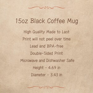 Może przedstawiać: Czarny kubek do kawy z napisem "15oz Black Coffee Mug". Kubek ma 11,9 cm wysokości i 8,7 cm średnicy. Posiada dwustronny nadruk i nadaje się do kuchenki mikrofalowej i zmywarki.