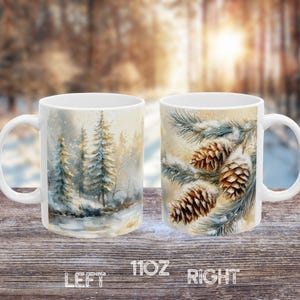 Peut inclure: Deux tasses en c&eacute;ramique blanche avec des motifs sur le th&egrave;me de l'hiver. La tasse de gauche pr&eacute;sente une peinture &agrave; l'aquarelle de trois pins dans une for&ecirc;t enneig&eacute;e. La tasse de droite pr&eacute;sente une peinture &agrave; l'aquarelle de branches de pin avec des pommes de pin recouvertes de neige.
