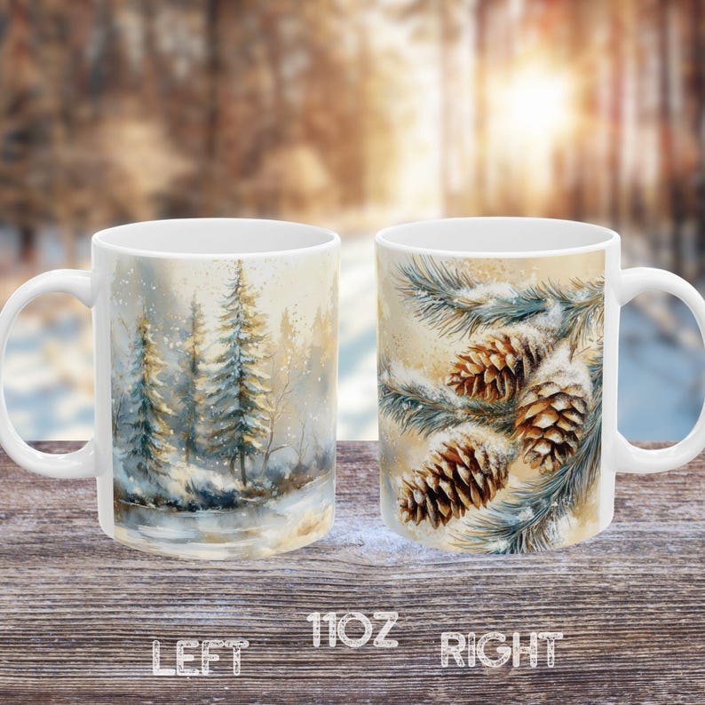 Peut inclure: Deux tasses en c&eacute;ramique blanche avec des motifs sur le th&egrave;me de l'hiver. La tasse de gauche pr&eacute;sente une peinture &agrave; l'aquarelle de trois pins dans une for&ecirc;t enneig&eacute;e. La tasse de droite pr&eacute;sente une peinture &agrave; l'aquarelle de branches de pin avec des pommes de pin recouvertes de neige.
