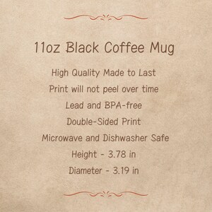 Może przedstawiać: Na beżowym tle tekst "11oz Black Coffee Mug". Dodatkowy tekst to "High Quality Made to Last", "Print will not peel over time" i "Microwave and Dishwasher Safe". Wysokość kubka to 9,6 cm, a średnica 8,1 cm.