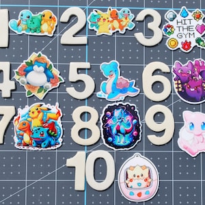 Puede incluir: Un juego de tres tazas de cerámica con un acabado moteado y mate. Las tazas son en tonos crema, gris claro y gris oscuro. Cada taza tiene un diseño simple y minimalista, ideal para café o té.