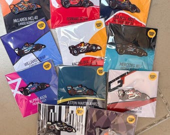 2026 F1 Auto Anstecker | Wähle dein Lieblingsauto oder Fahrer | Einzigartiges Geschenk für F1 Sammler