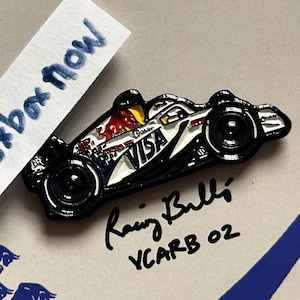 Yuki Tsunoda Racing Bulls VCARB 02 2025 F1 Emaille Pin | Perfekt für F1 Geschenk