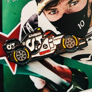 Pierre Gasly Monza 2020 Alpha Tauri AT01 Livery F1 Emaille Pin | Perfekt für F1 Geschenk