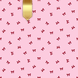 Op de afbeelding: Roze achtergrond met een patroon van kleine, donkerrode strikken. Een gouden lint met een puntige punt bevindt zich bovenaan. Het ontwerp is eenvoudig en elegant, geschikt voor diverse toepassingen.