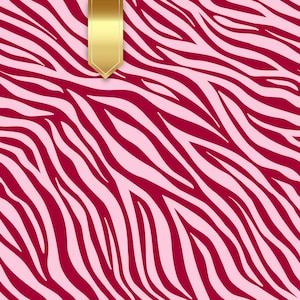 Op de afbeelding: Een roze en bordeaux zebraprint patroon met een gouden lint. Het ontwerp heeft bordeauxrode strepen op een roze achtergrond. Een gouden lint bevindt zich bovenaan de afbeelding.