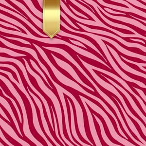 Op de afbeelding: Een roze en rode zebraprint achtergrond met een gouden lint. De zebra strepen zijn een donkerdere tint rood tegen een lichtere roze achtergrond. Het gouden lint bevindt zich in de linkerbovenhoek.