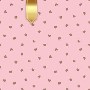 Op de afbeelding: Roze achtergrond met verspreide bruine hartvormen. Een gouden lint met een puntige punt bevindt zich bovenaan. Het ontwerp is eenvoudig en kan worden gebruikt voor cadeaupapier of briefpapier.