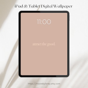 Op de afbeelding: Een digitale achtergrond voor iPad en tablets met een lichtbruine achtergrond, de tijd 11:00 en de tekst "attract the good."