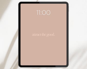 Puede incluir: Un fondo de pantalla digital para iPad y tabletas con un fondo marrón claro, la hora 11:00 y el texto "attract the good."