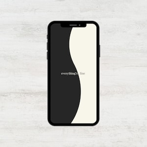 Puede incluir: Una pantalla de teléfono en blanco y negro con una línea curva que divide la pantalla. El texto "everything's fine" se muestra en la pantalla.