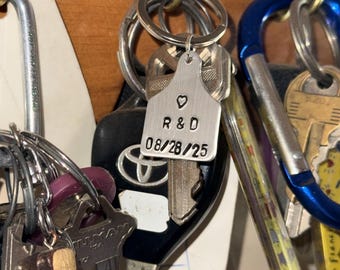 Sleutelhanger met handgestempelde metalen oormerken in westernstijl, ideaal als jubileum- of kerstcadeau.