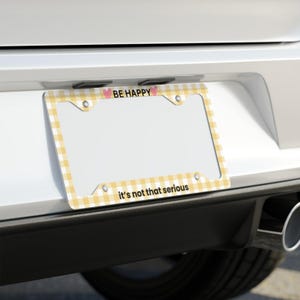 Be Happy Lustiger Metall-Nummernschild-Rahmen, gelber Auto-Tag-Halter, niedliches Autozubehör, positives Zitat-Geschenk, ästhetisches Auto-Dekor für Sie