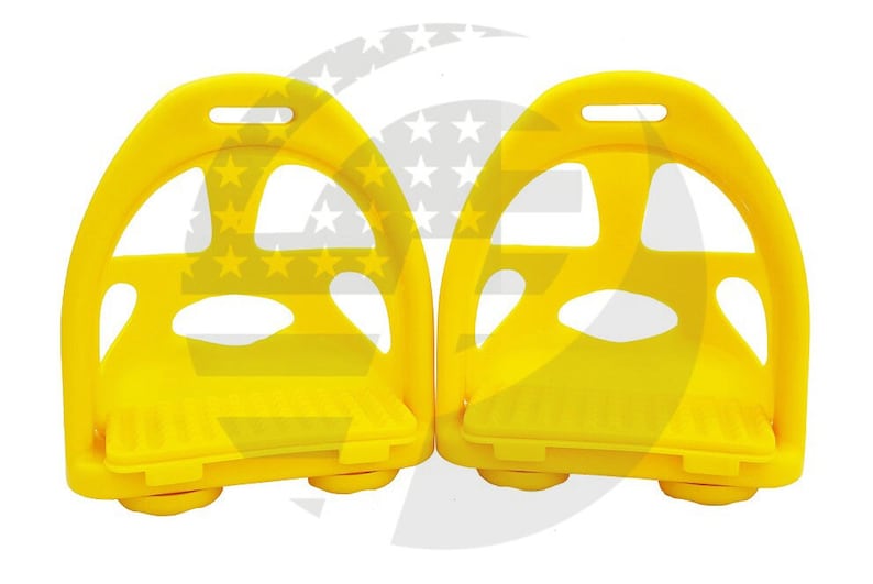 Pode incluir: Dois estribos de pl&aacute;stico amarelo brilhante com uma superf&iacute;cie texturizada e uma parte superior arredondada. Os estribos t&ecirc;m um furo na parte superior e um pequeno l&aacute;bio na parte inferior.