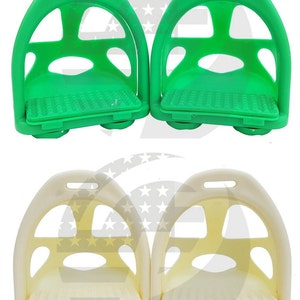 Pode incluir: Dois pares de estribos, um par &eacute; verde e o outro par &eacute; branco. Os estribos s&atilde;o feitos de um material pl&aacute;stico r&iacute;gido e t&ecirc;m uma superf&iacute;cie texturizada.