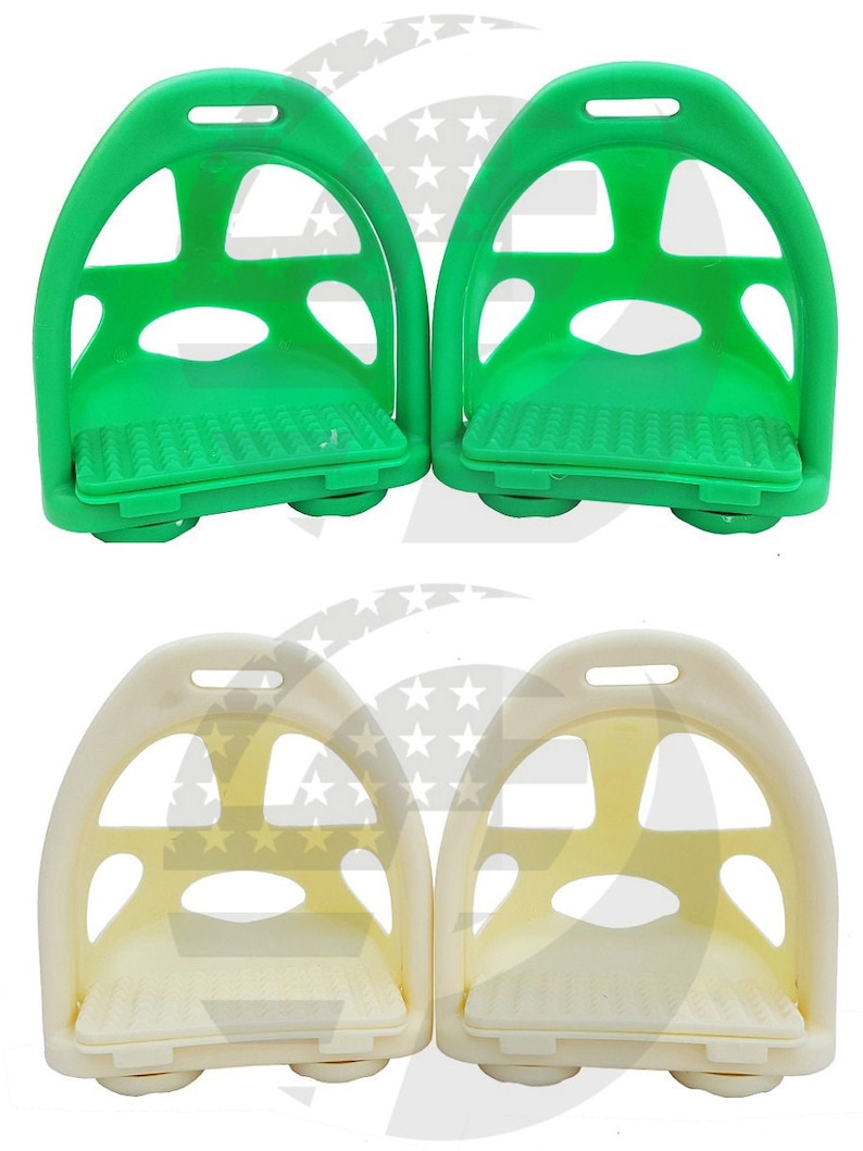 Pode incluir: Dois pares de estribos, um par &eacute; verde e o outro par &eacute; branco. Os estribos s&atilde;o feitos de um material pl&aacute;stico r&iacute;gido e t&ecirc;m uma superf&iacute;cie texturizada.