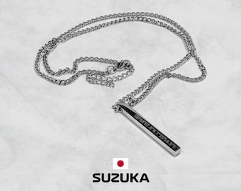 Puede incluir: Un collar de cadena de plata con un colgante de barra de plata grabado con las coordenadas "34.9073° N 135.7251° E".