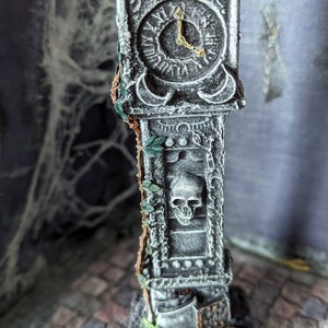 Orologio a pendolo con casa delle bambole infestata