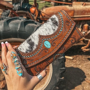 Cartera Heart Stopper, una cartera turquesa estilo western de cuero vacuno repujado de Haute Southern Hyde by Beth Marie.