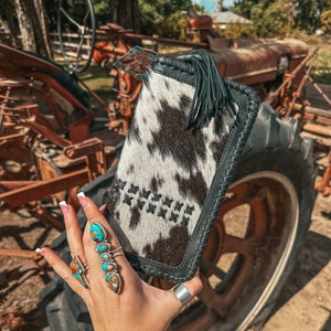 Carteras Wesson (cuero negro), una cartera de piel de vaca estilo western exclusiva de Haute Southern Hyde by Beth Marie