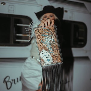El clutch de pulsera Vegas en turquesa, un Haute Southern Hyde de Beth Marie, exclusivo