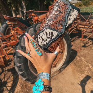 La billetera Dream, una billetera de piel de vaca exclusiva de Haute Southern Hyde by Beth Marie
