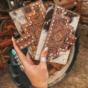 La cartera Lancaster de piel de vaca con salpicaduras de lámina dorada, una exclusiva de Haute Southern Hyde de Beth Marie
