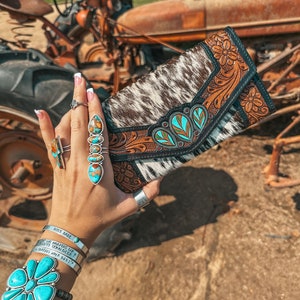 Cartera de belleza turquesa con detalles en relieve, una cartera de piel de vaca estilo western exclusiva de Haute Southern Hyde