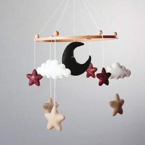Móvil de bebé con luna y estrellas, decoración de guardería en fieltro, móvil neutro para bebé, móvil de cuna con estrellas y nubes, móvil colgante de fieltro