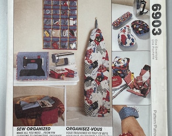 McCall's 6903 FF Uncut - Organizador de costura. 14 artículos para confeccionar. Cose por diversión o por dinero. Úsalo para decorar y usar artículos funcionales en tu cuarto de costura.