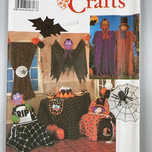 Op de afbeelding: Simplicity Crafts patroon 9949 voor Halloween-decoraties. Het patroon bevat instructies voor het maken van een tafelkleed, stoelhoezen, een spinnenweb en een vampierkostuum. Het patroon is voor één maat en is van Hallmark Cards, Inc.
