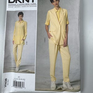 Pode incluir: Um padrão de costura DKNY com uma mulher em um terno amarelo. O padrão inclui uma camisa de manga comprida e calças, e um blazer com mangas enroladas. O número do padrão é V1438, e os tamanhos são 14-16-18-20-22.