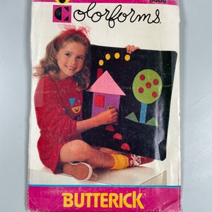 Puede incluir: Un patrón de costura vintage para Colorforms, una marca de juguetes de pegar. El patrón es para una casa, un árbol y otras formas. El número del patrón es 3608 y la marca es Butterick.