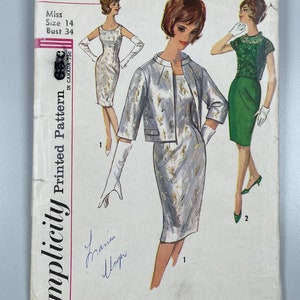 Puede incluir: Patrón de costura vintage para un vestido y una chaqueta. El patrón es para la talla 14 y el busto 34. El patrón está impreso en papel blanco con una ilustración en blanco y negro de una mujer que lleva el vestido y la chaqueta. El patrón se titula "Simplicity Printed Pattern" y tiene el número 4687.