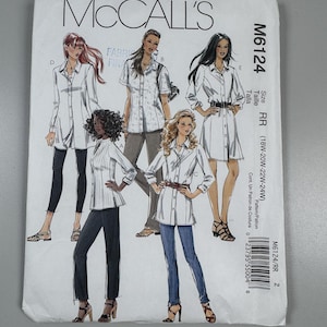 Może przedstawiać: Koperta wykroju krawieckiego McCall's, M6124, z ilustracjami wzorów koszul damskich. Koperta jest biała z czarnym tekstem i obrazami. Rozmiar to RR (18W-20W-22W-24W).