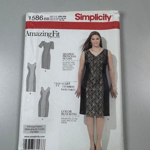 Può includere: Una busta per cartamodello Simplicity 1586 per un abito con cuciture princess e color blocking. Il fronte presenta una fotografia di un abito senza maniche con un pannello centrale a motivi e pannelli laterali a tinta unita, oltre a disegni.