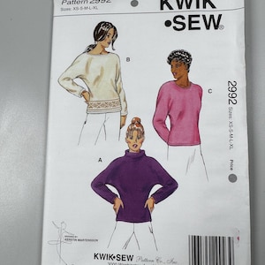 Puede incluir: Un paquete de patrones de costura Kwik Sew, patrón 2992, con ilustraciones de tres tops de manga larga. El paquete incluye el texto "Tallas: XS-S-M-L-XL" y el logotipo de Kwik Sew.