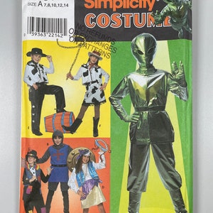 Può includere: Un modello Simplicity per costumi da bambini. Il modello include cinque costumi diversi: un cowboy, una cowgirl, un cavaliere, una zingara e un alieno. Il modello è per le taglie 7, 8, 10, 12 e 14. Il numero del modello è 8381.