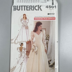 Peut inclure: Un patron de couture vintage pour une robe de mariée. Le patron est pour les tailles 8-10-12 et est étiqueté "Avancé/Plus Difficile". Le patron montre trois styles différents de robes de mariée, toutes avec des détails en dentelle.