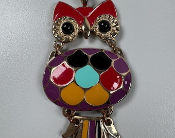 Collana vintage con ciondolo a forma di gufo articolato in metallo color oro con occhi di perlina e corpo color arcobaleno. In buone condizioni. Lunghezza 45,7 cm (18”).