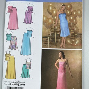 Puede incluir: Un patrón de costura para un vestido con una variedad de opciones de falda y top. El patrón incluye un vestido rosa con una faja, un vestido azul con una faja, una falda amarilla con un top floral, una falda verde con un top floral y una falda azul con un top floral. El patrón es para las tallas 8-16.
